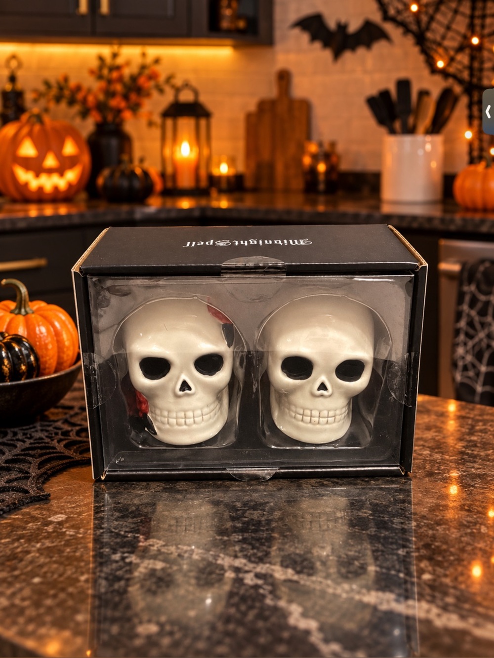 Skull Salt and Pepper Shaker Set,NIB